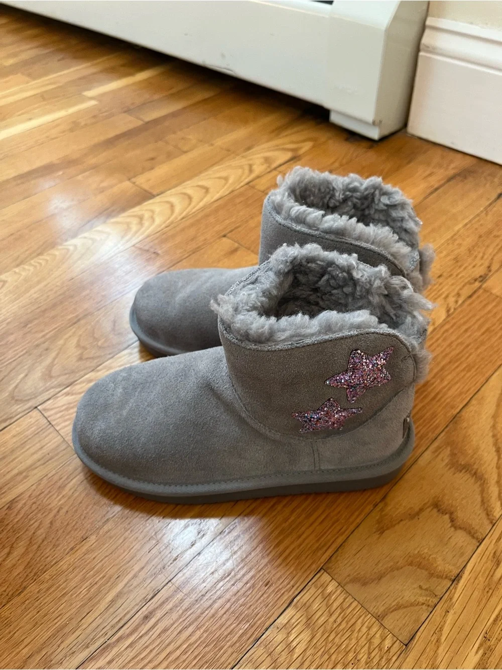 Koolaburra Gray Plush-Lined Kids Glitter Star Booties